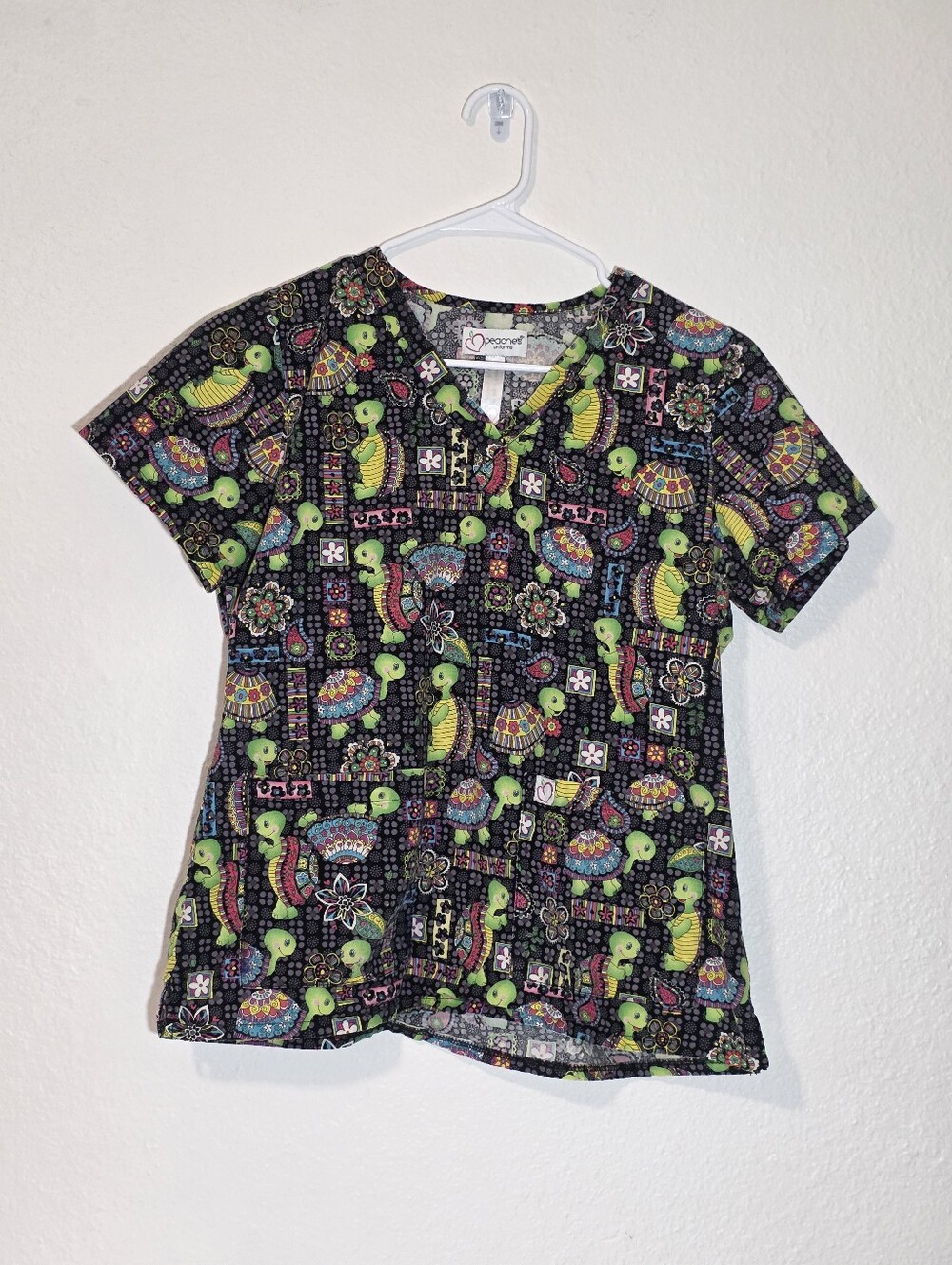 Peaches Uniforms Turtle Print Scrub Top V-Neck Medical Nursing Sz M